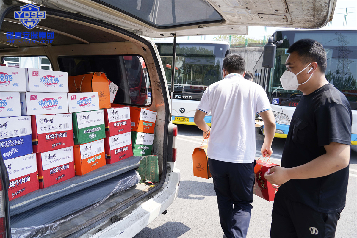 銀盾北京保安服務(wù)公司慰問公交
