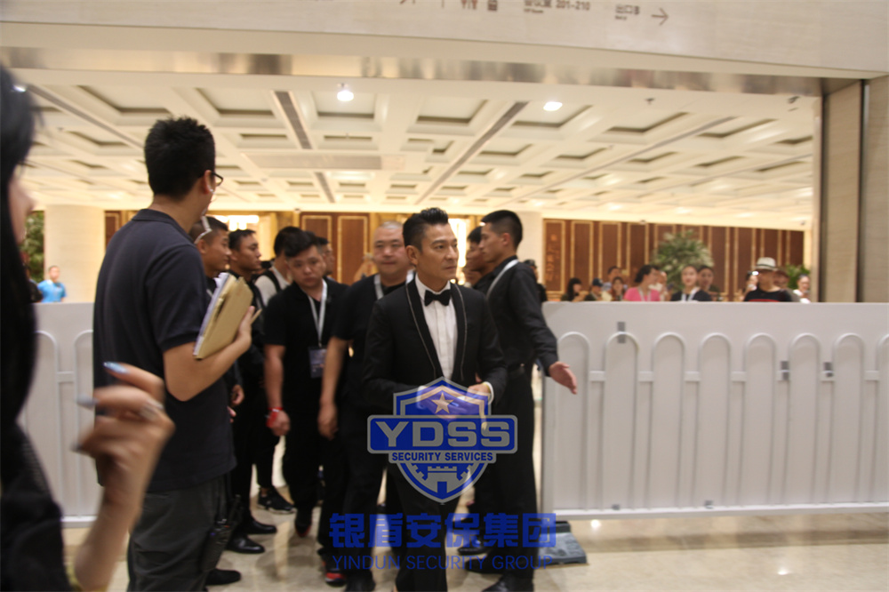 北京銀盾安保特勤隊(duì)員為名人提供安保護(hù)衛(wèi)服務(wù)