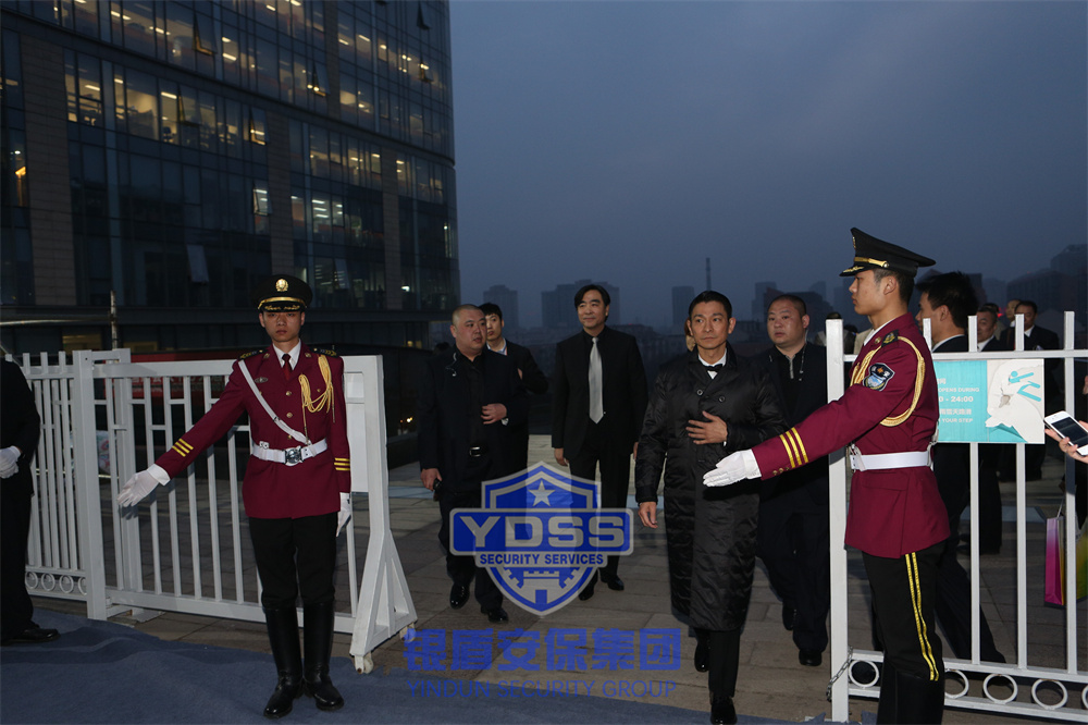 北京銀盾安保特勤隊(duì)員為名人提供安保護(hù)衛(wèi)服務(wù)