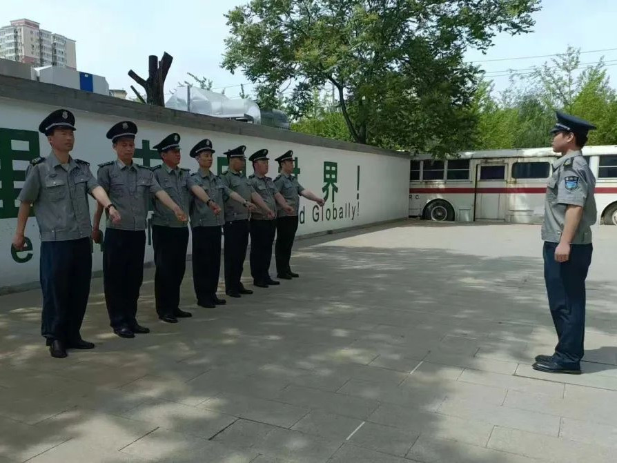 北京銀盾保安公司駐北京光大銀行分支行保安隊(duì)組織開展保安員形體隊(duì)列培訓(xùn)